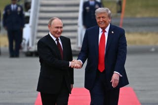 Donald Trump cumprimenta o presidente russo Vladimir Putin na pista após chegar à Base Conjunta Elmendorf-Richardson em Anchorage, Alasca